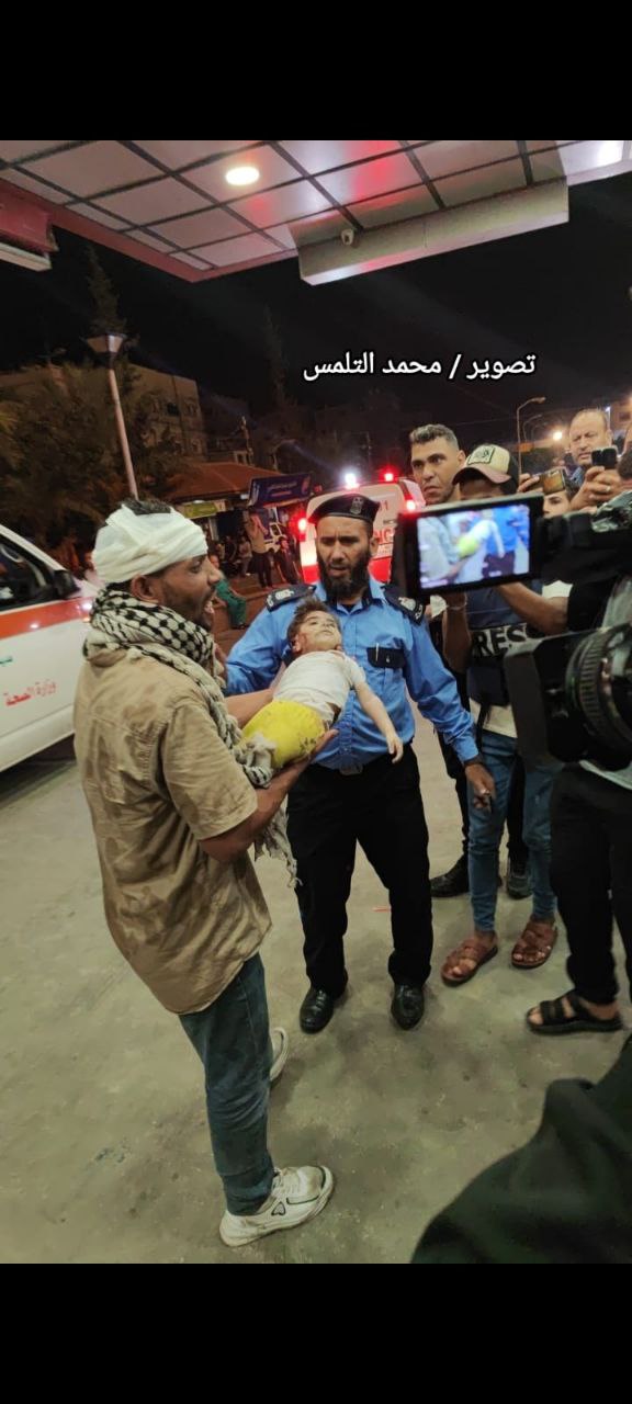 أحد الأطفال الشهداء الذين وصلوا مستشفى ناصر الطبي جراء الاستهدافات الإسرائيلية على محافظة خانيونس جنوب قطاع غزة